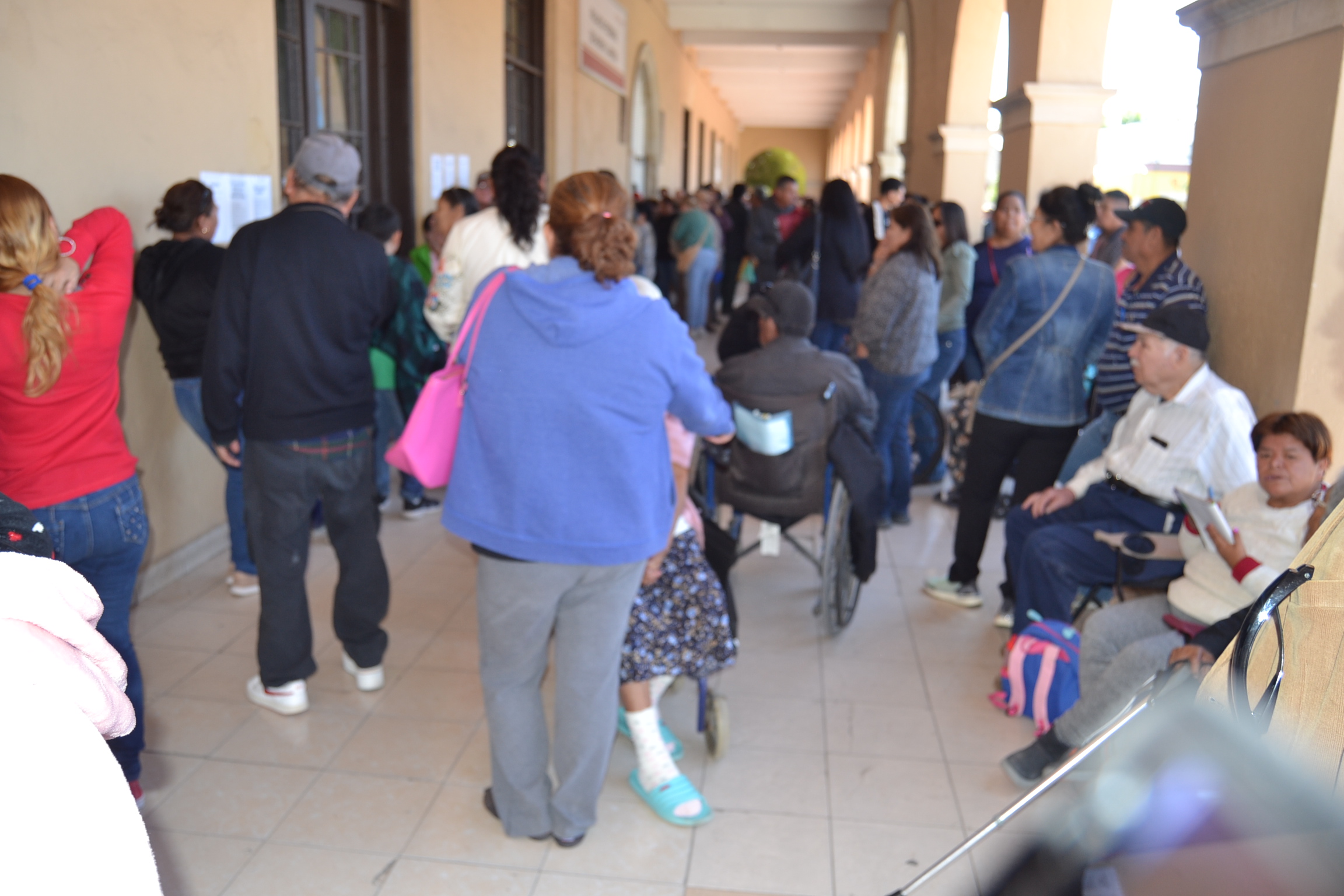 Se inconforman adultos mayores afuera de Bienestar Social por falta de atención