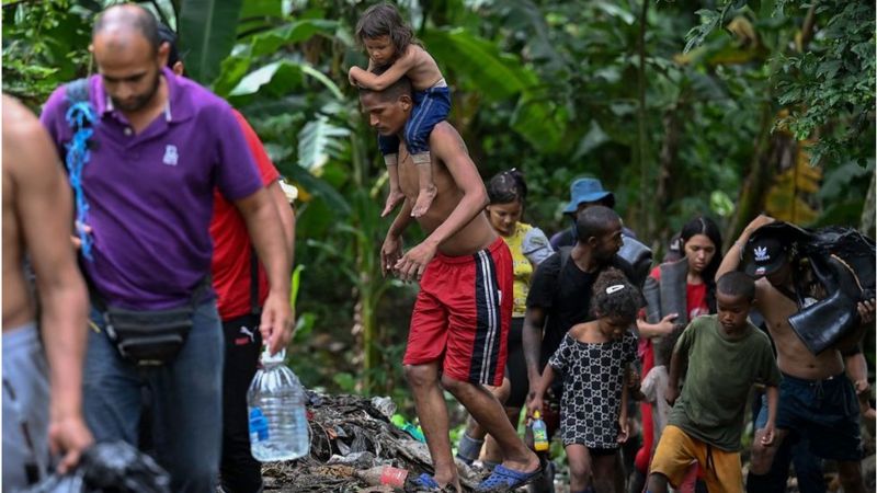 En marcha primera caravana de migrantes hacia el norte de México