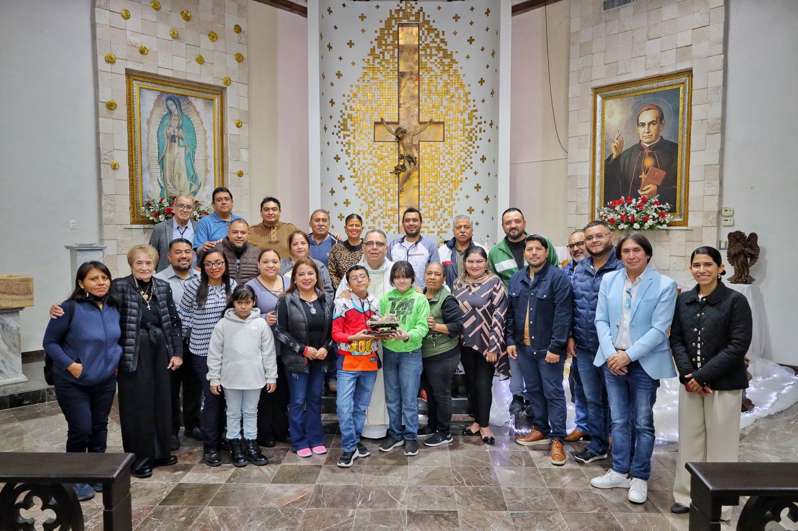 Sacerdote ofrece convivio a periodistas en su Día