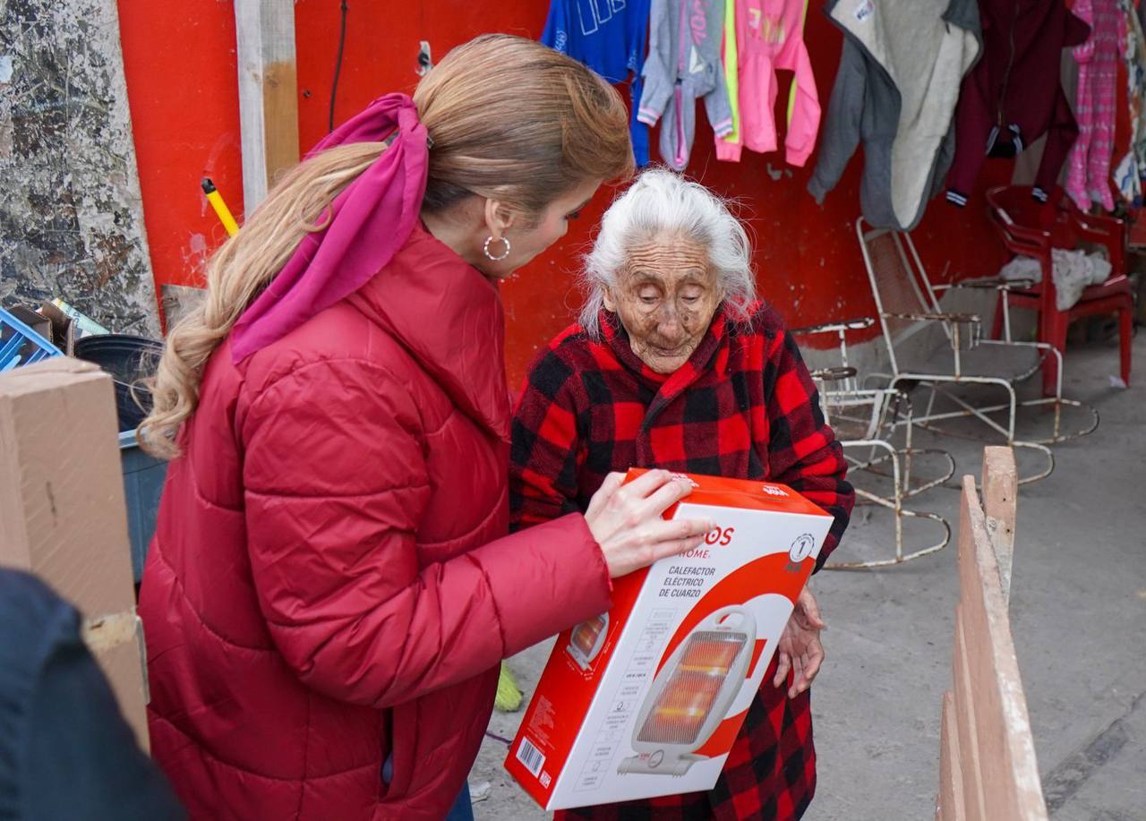 Entregan cobertores y calentadores a familias del poniente