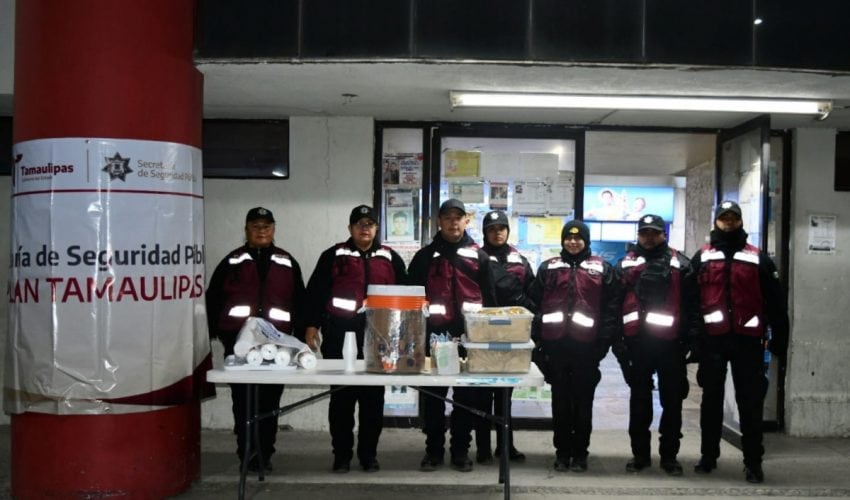 Apoya Guardia Estatal de Género con alimentos y bebidas calientes a viajeros