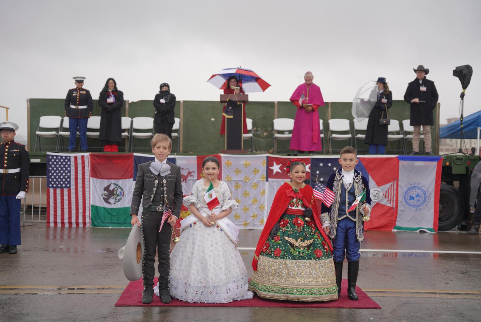 Reafirman la hermandad entre los dos laredos en la ceremonia del abrazo 2025