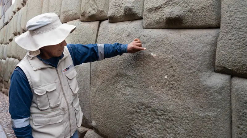 Piedra de los doce ángulos de Cuzco, sufre vandalismo irreversible