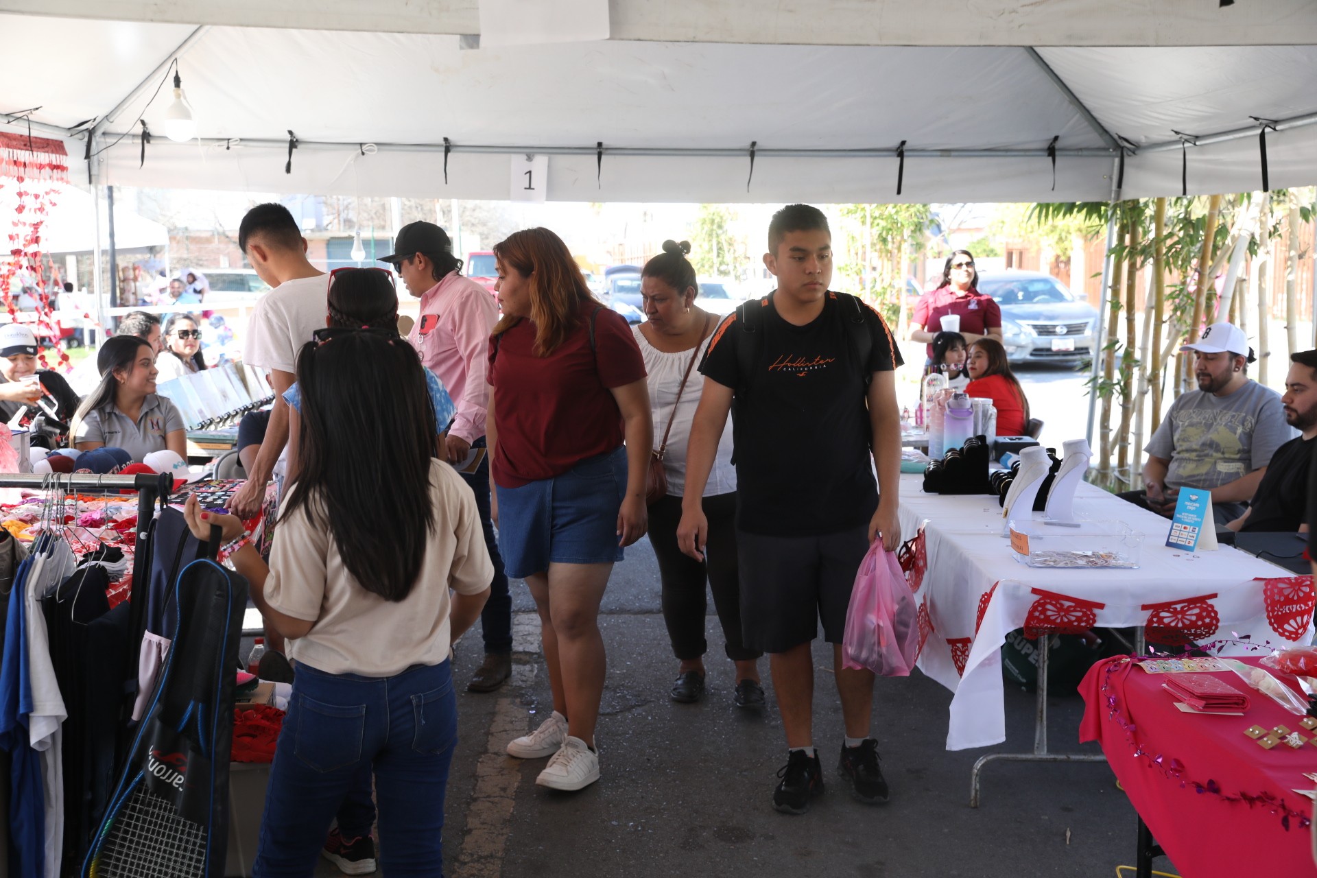 Disfrutan familias de bazar ‘Juntos lo hacemos posible’ edición San Valentín